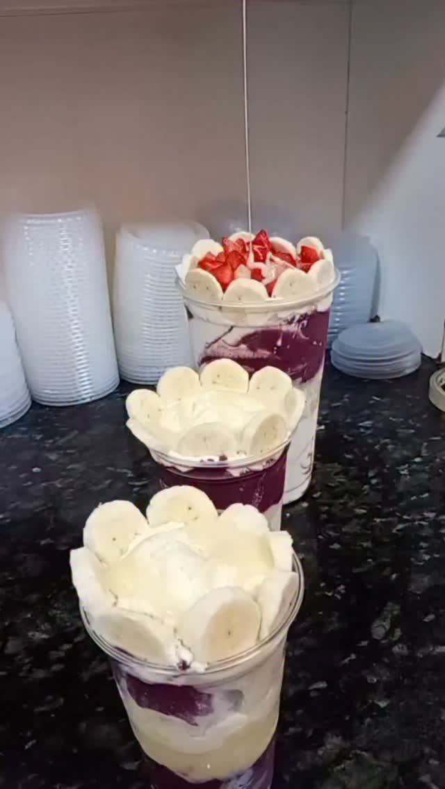 Potes de açaí com banana em formato de flor e morango do Tutti Frutty Birigui