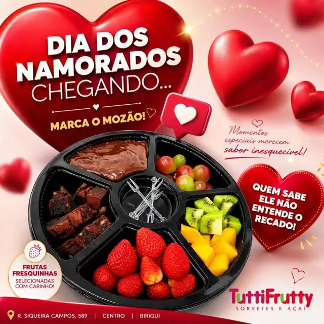Tábua de fondue de chocolate com frutas frescas do Tutti Frutty Birigui